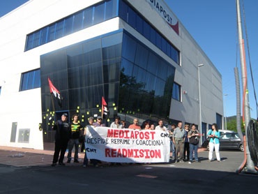 La secció sindical davant les instalacions de Mediapost