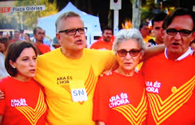 (D'esquerra a dreta amb la samarreta vermella) Carme Forcadell (ANC). Muriel Casals (Òmnium) i Josep Maria Vila d'Abadal (Unió).